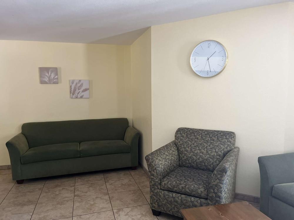 Amber's Inn & Suites photo 38