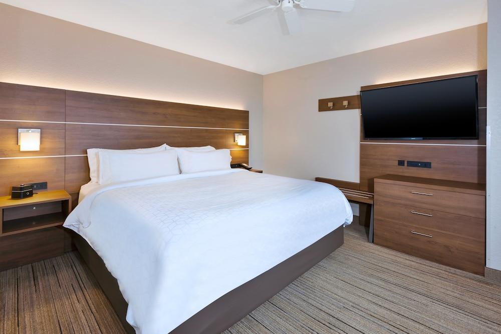Holiday Inn Express & Suites Petoskey by IHG photo 3
