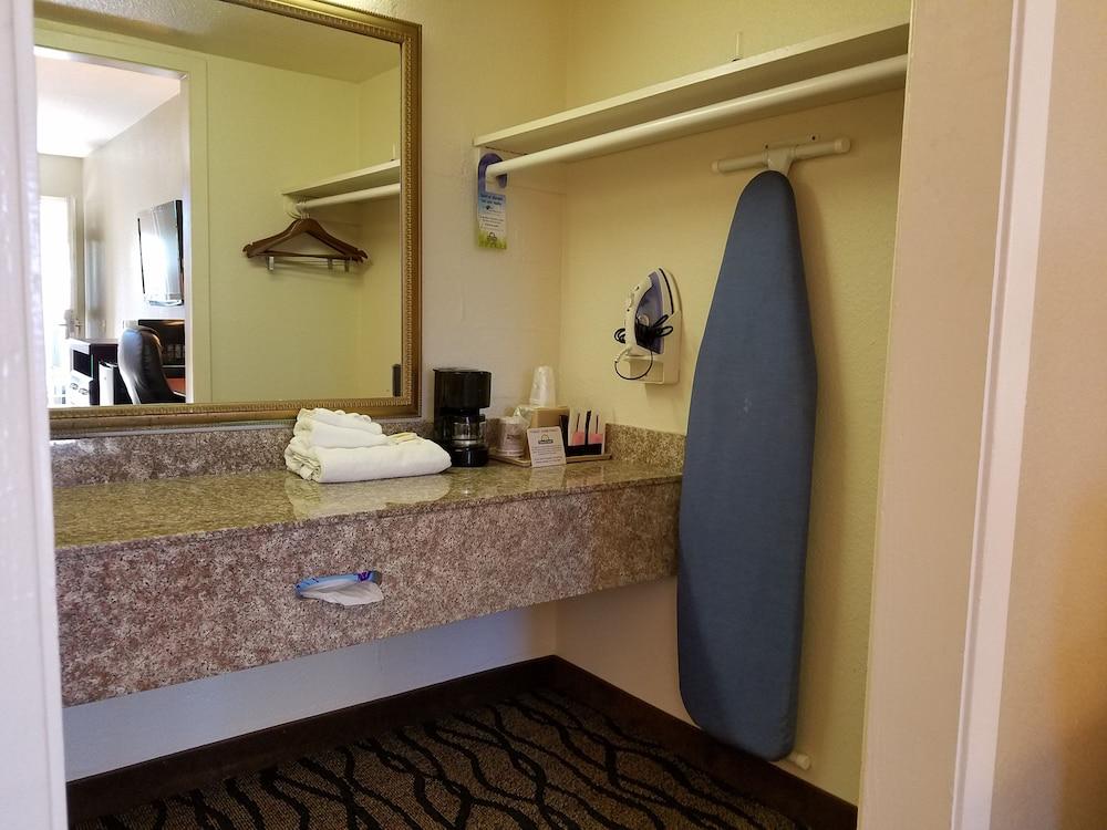 Days Inn by Wyndham Leesville photo 35