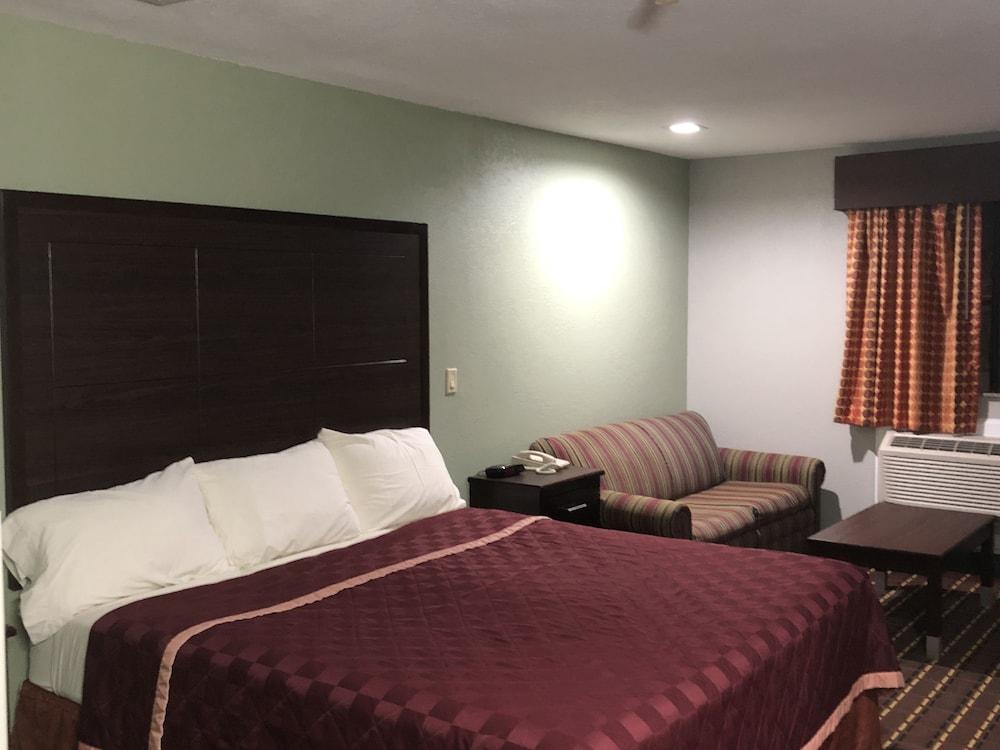 Texas Inn & Suites photo 2