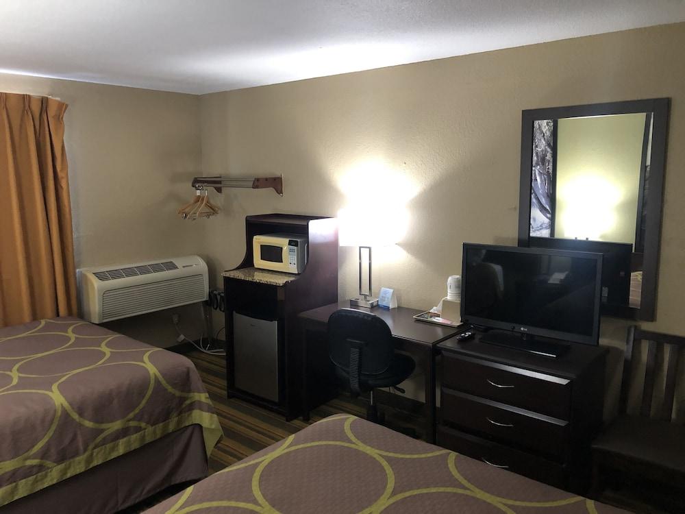 Super 8 by Wyndham Topeka/Wanamaker RD/I-70 photo 5