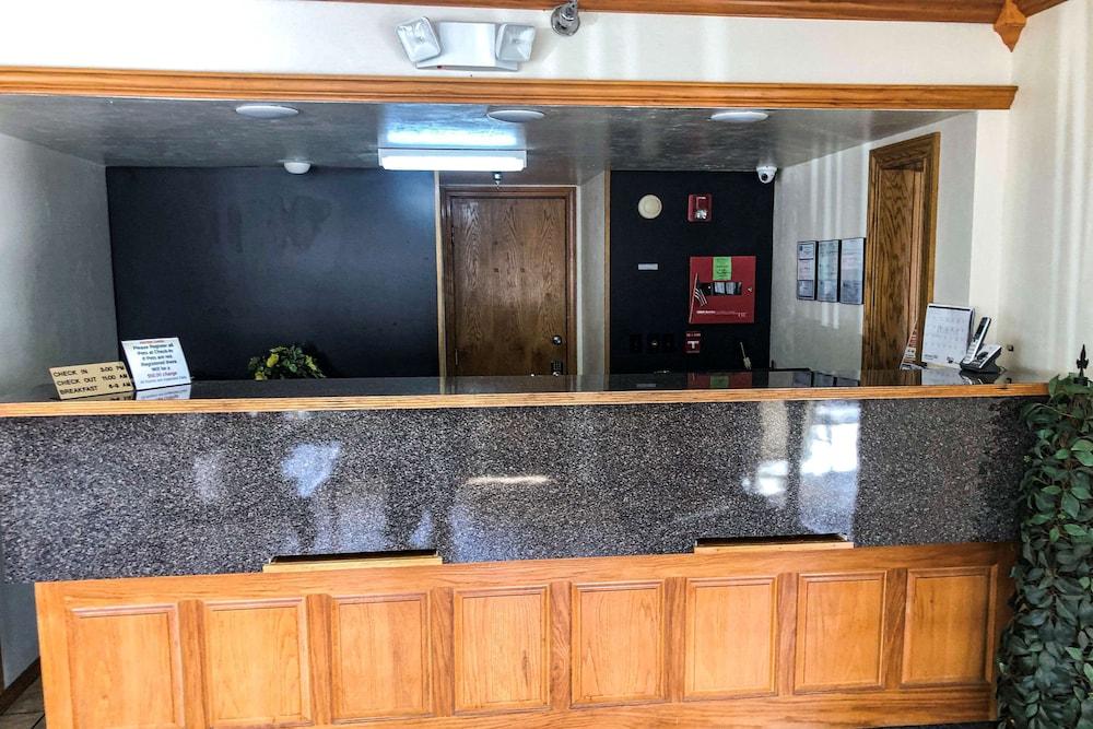Econo Lodge Oklahoma City Northeast photo 2