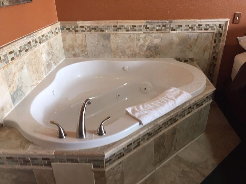Going-To-The-Sun Inn & Suites photo 15