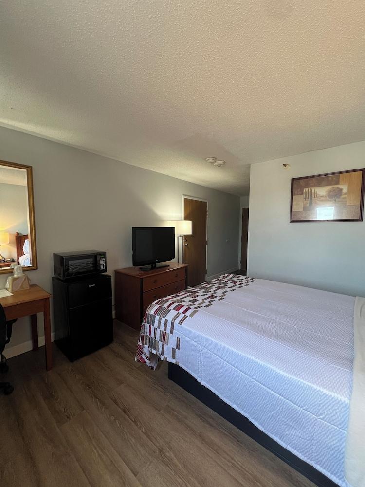 Economy 7 Inn - Norfolk photo 25