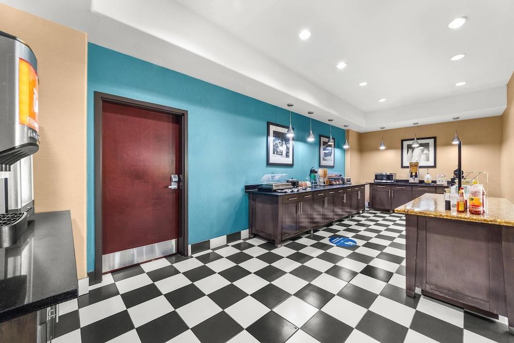 Quality Inn & Suites Pearsall photo 43
