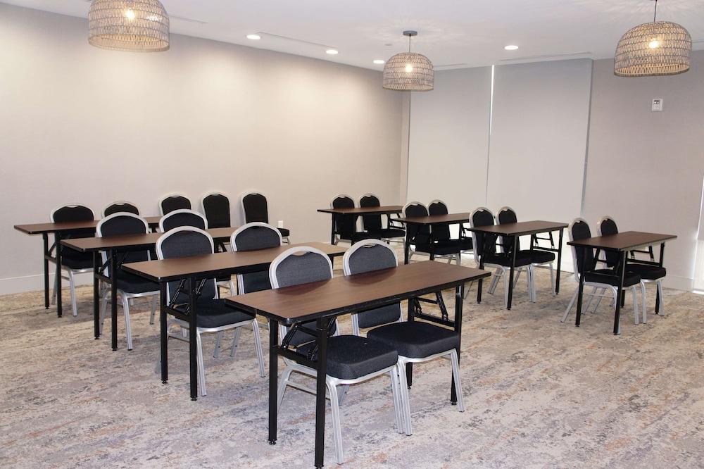 La Quinta Inn & Suites by Wyndham Katy photo 26