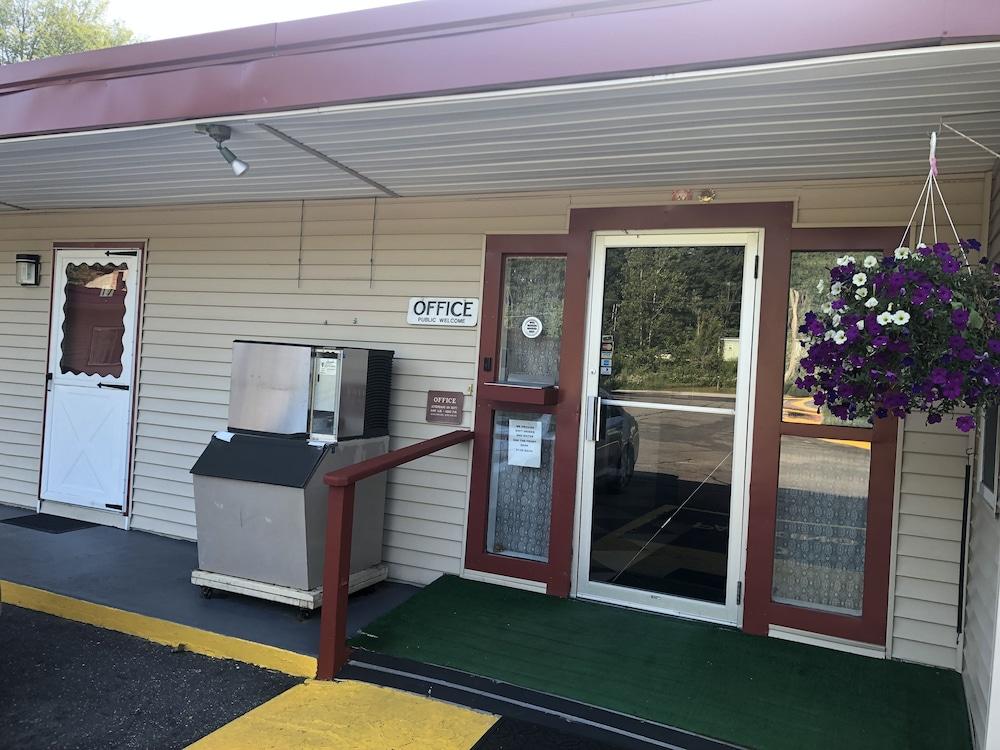 Claremont Motor Lodge photo 2