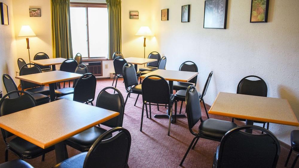 Magnuson Hotel Country Inn photo 61