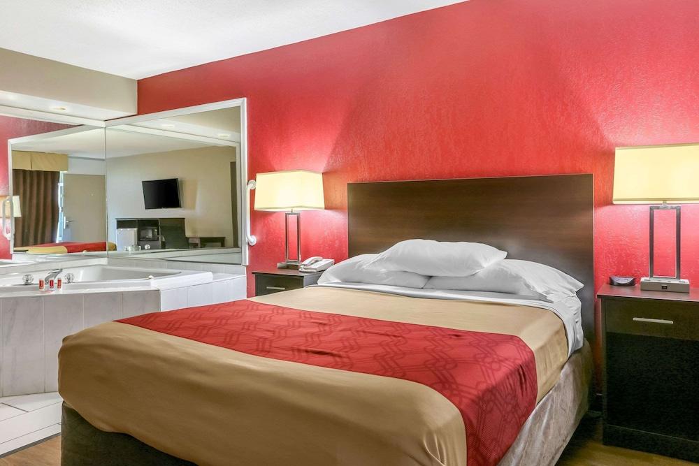 Econo Lodge Shorewood photo 13
