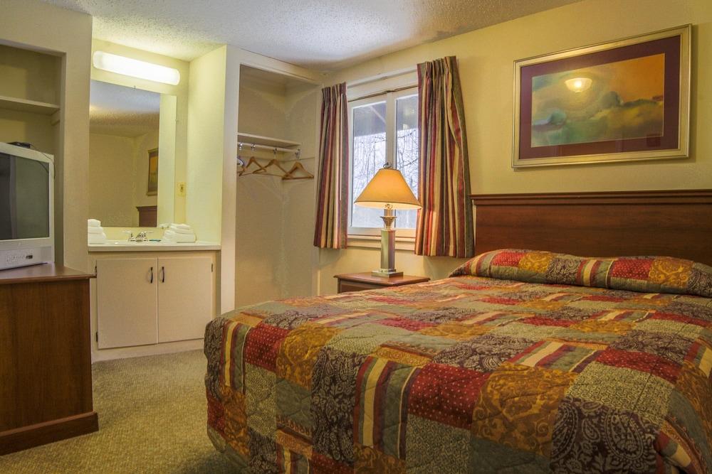 The Upper Pass Lodge at Magic Mountain photo 2