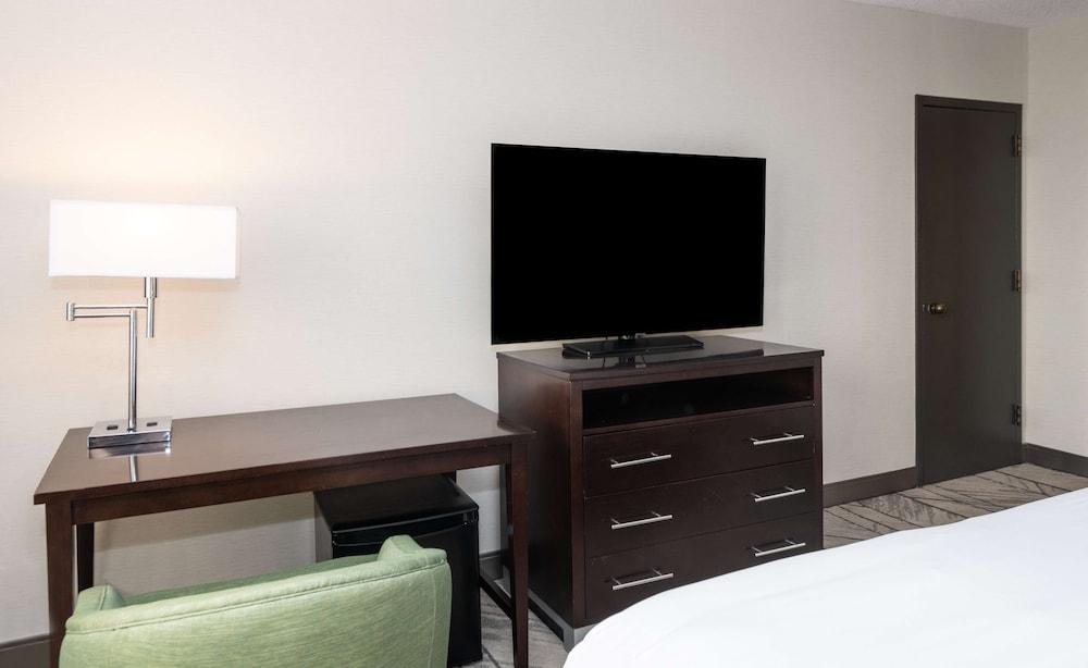 DoubleTree by Hilton Newark Penn Station photo 49