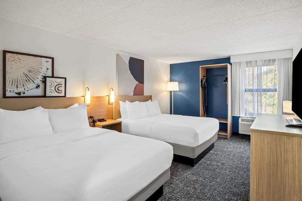 Spark by Hilton Stevensville photo 33