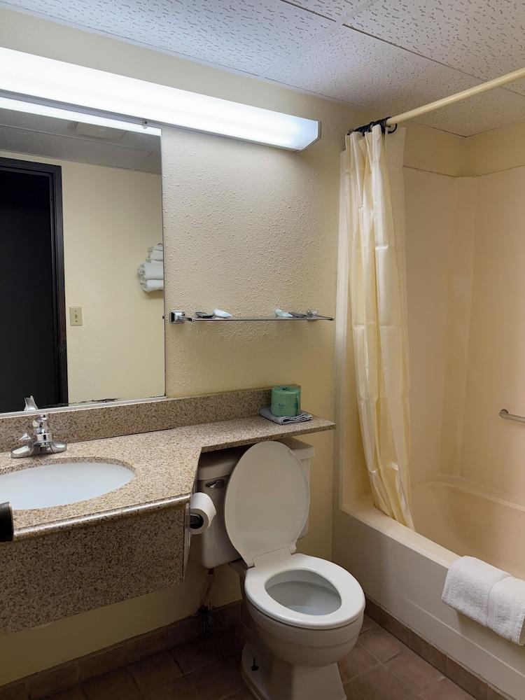 Peddlers Inn Motel photo 16