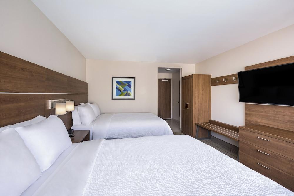 Holiday Inn Express & Suites Phoenix East - Gilbert by IHG photo 7