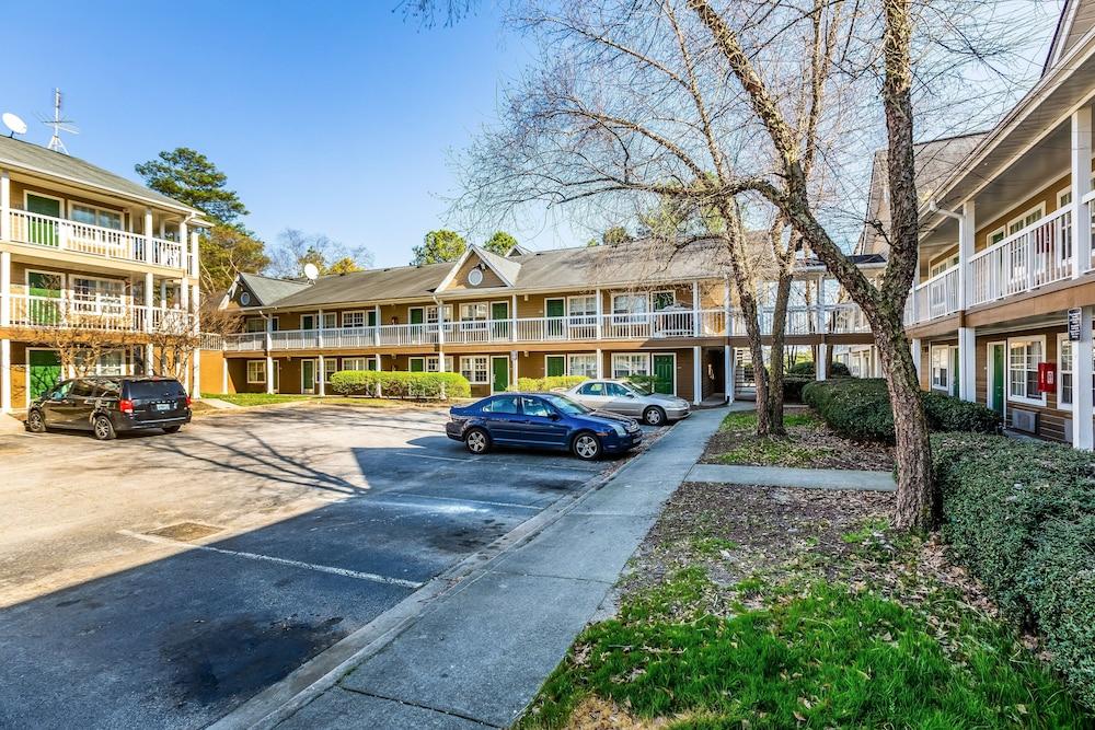 HomeTowne Studios by Red Roof Atlanta NE - Downtown Norcross photo 14
