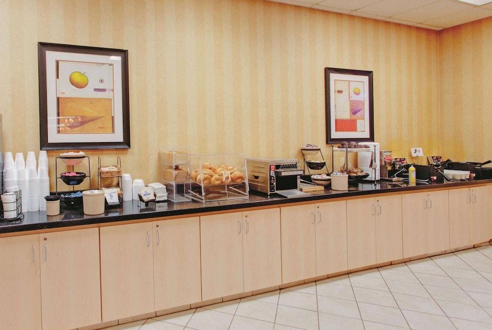 Ramada by Wyndham Fairfield NJ photo 12