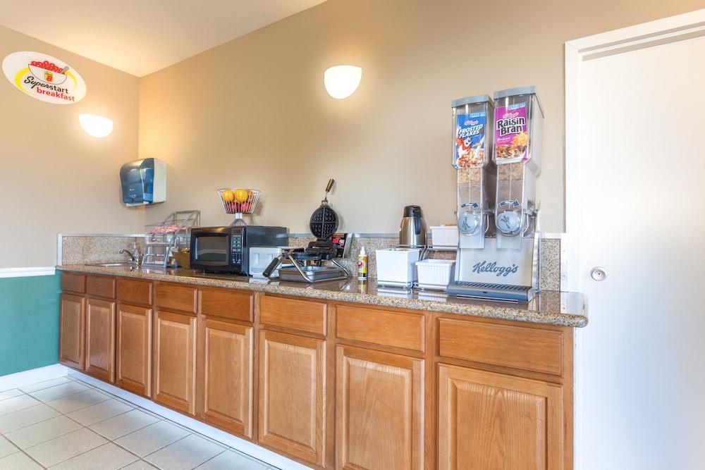 Super 8 by Wyndham Madison/Ridgeland Area photo 28