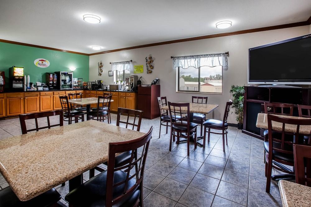 Super 8 by Wyndham Big Rapids photo 21