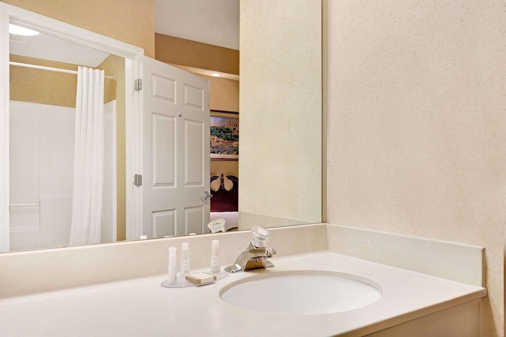 Baymont by Wyndham Pearl photo 7