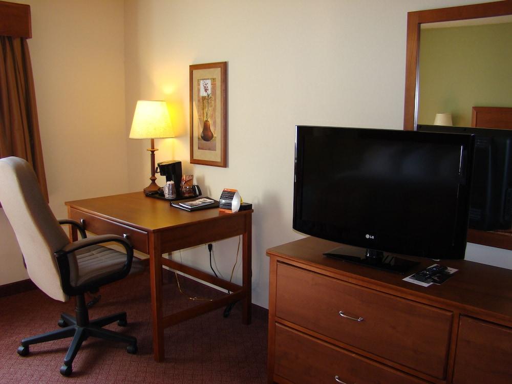 AmericInn by Wyndham Kewanee photo 96