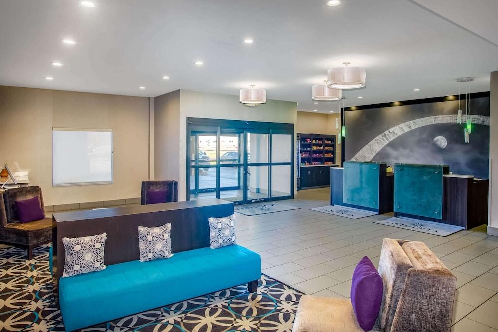 La Quinta Inn & Suites by Wyndham Pontoon Beach photo 3