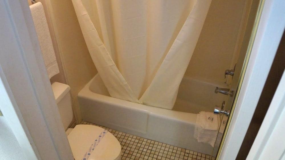 Travelers Inn photo 10