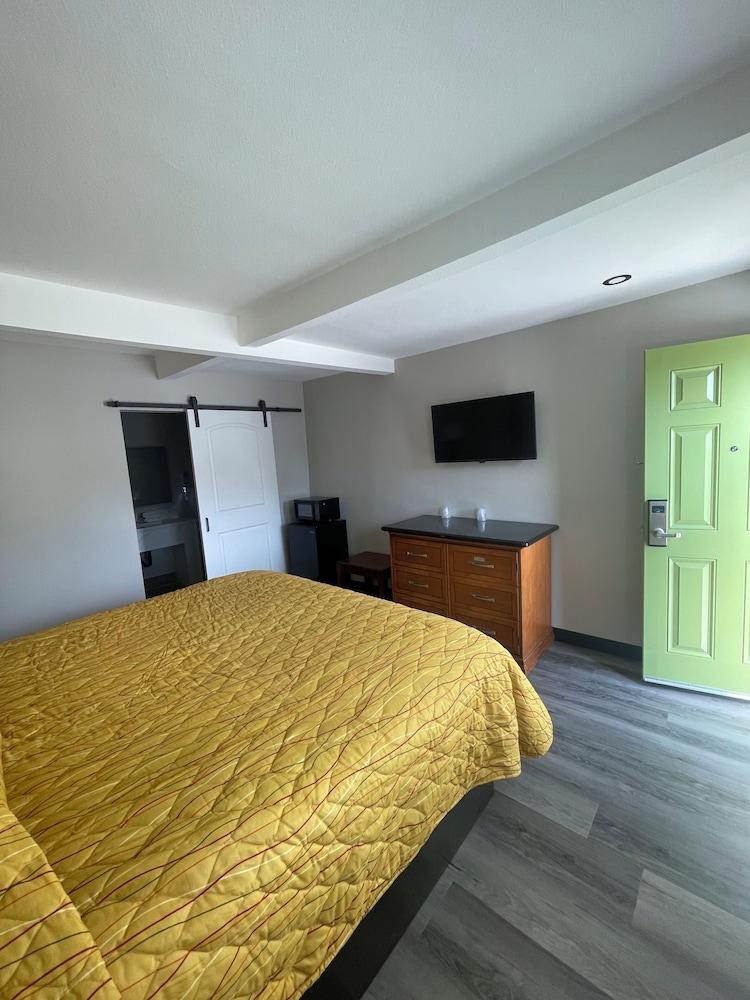 Stadium Inn & Spas photo 2