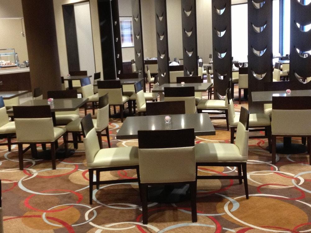 Embassy Suites Newark Airport photo 2
