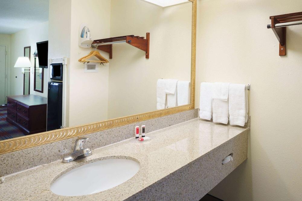 Travelodge by Wyndham Montgomery East photo 28