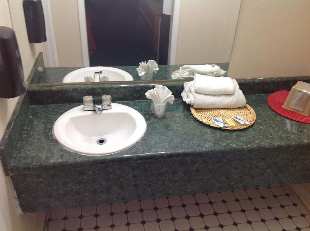 Budget Inn photo 13