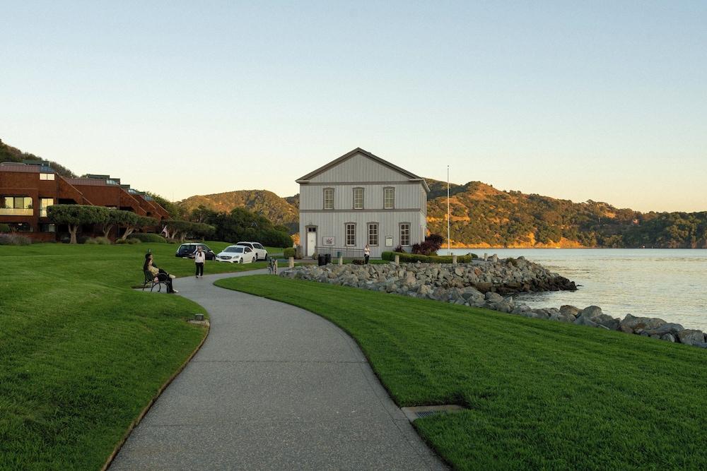 Marin Suites Hotel photo 4