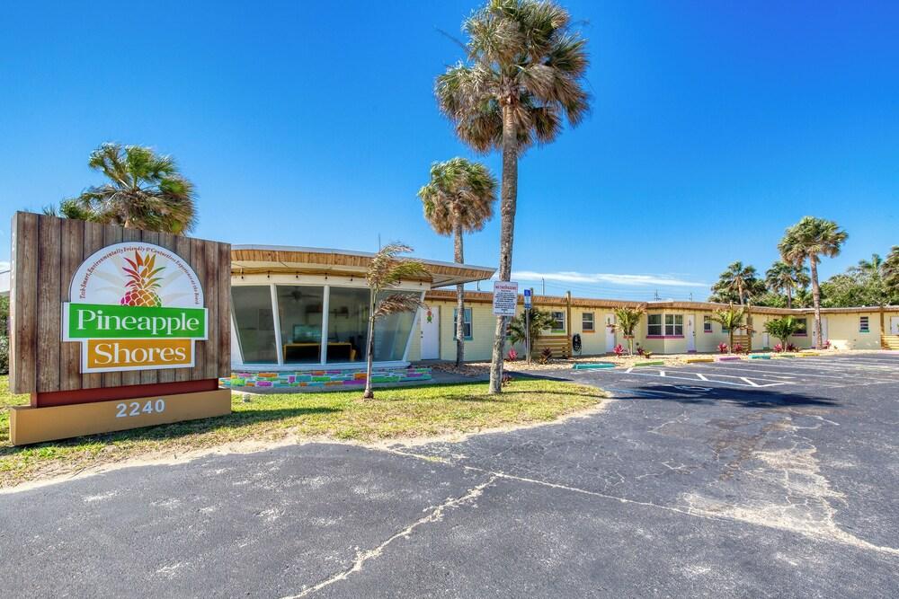 Pineapple Shores Retro Inn photo 46