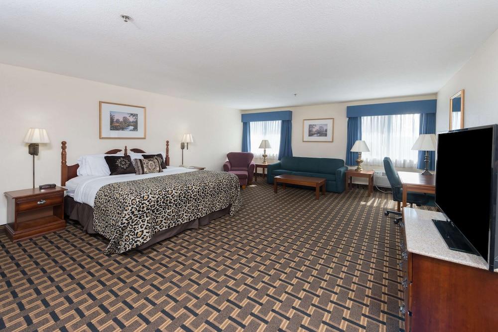 Baymont by Wyndham Osage Beach photo 14
