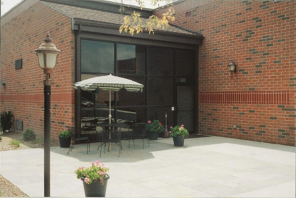 Meadow Court Inn photo 32