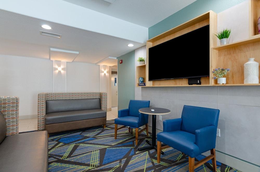Holiday Inn Express Hotel & Suites Weston by IHG photo 6