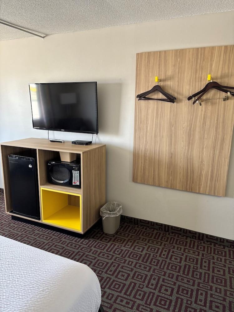 Days Inn by Wyndham West Branch Iowa City Area photo 4