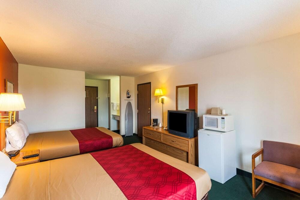 Econo Lodge Lincoln photo 31