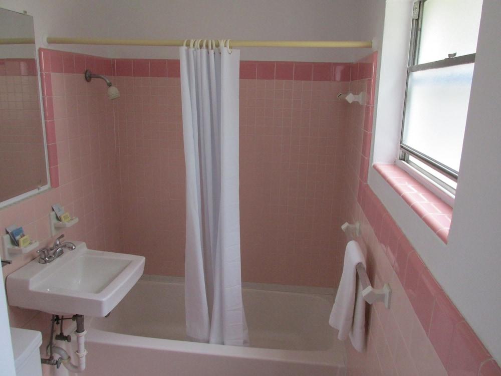 Carriage Inn Motel photo 7