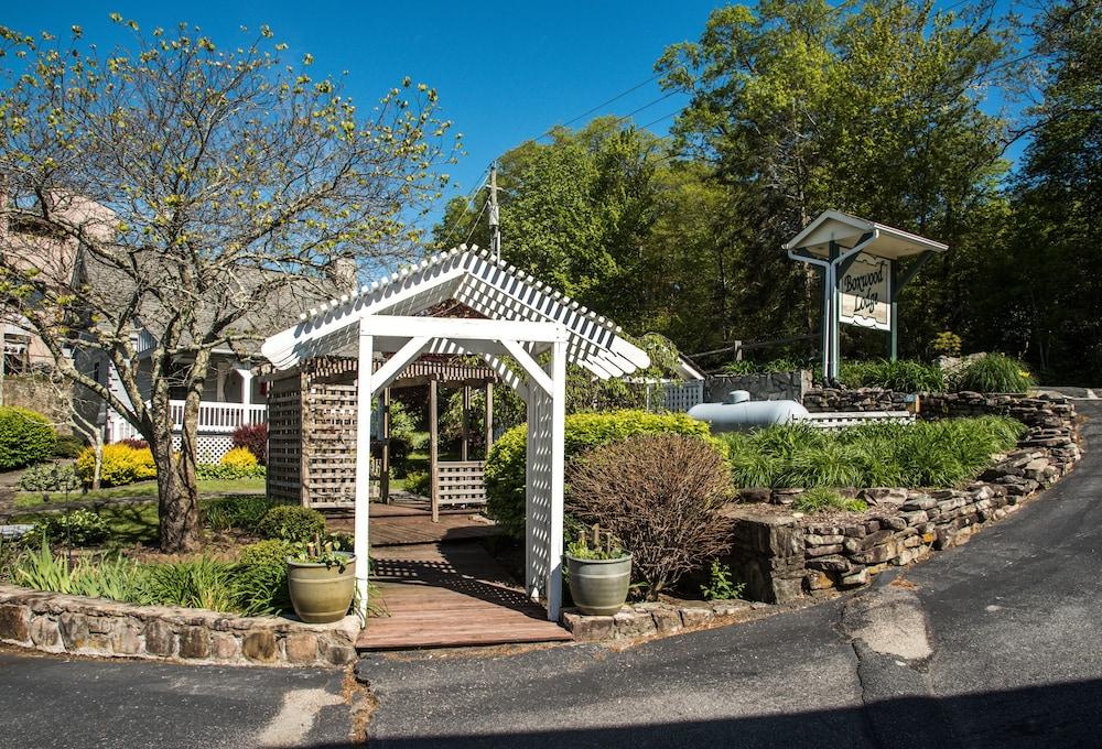 Boxwood Lodge photo 61