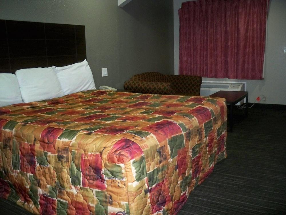 Scottish Inn & Suites photo 42