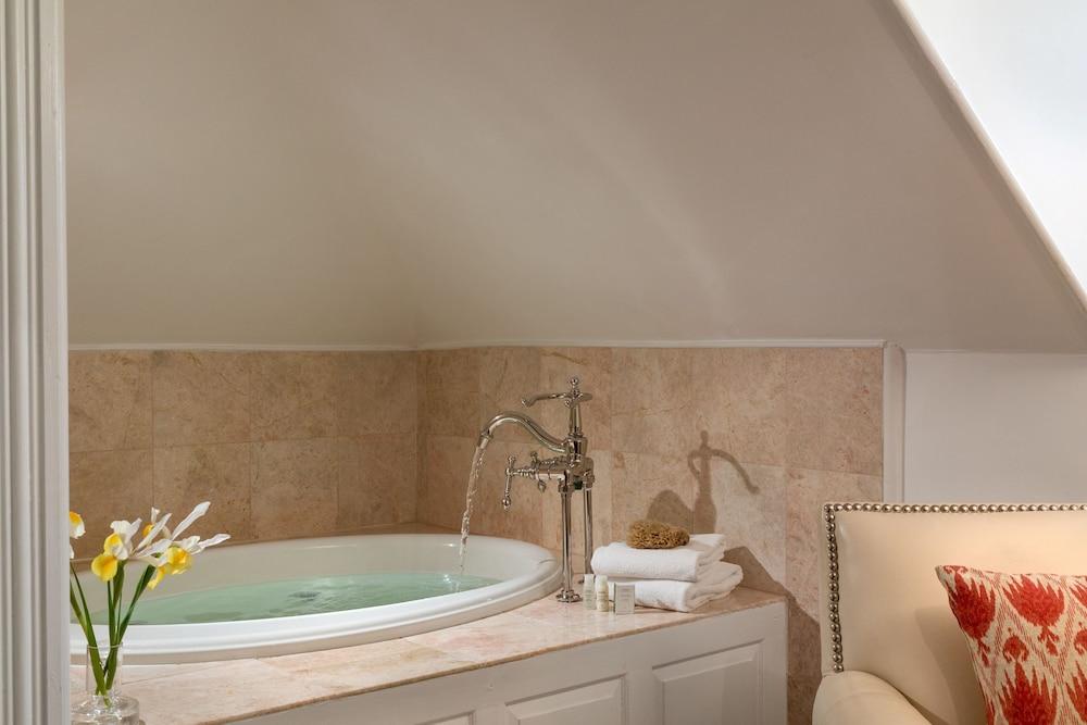 Chateau Inn and Suites photo 42