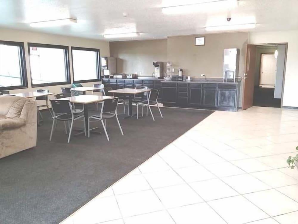 Economy Inn photo 12