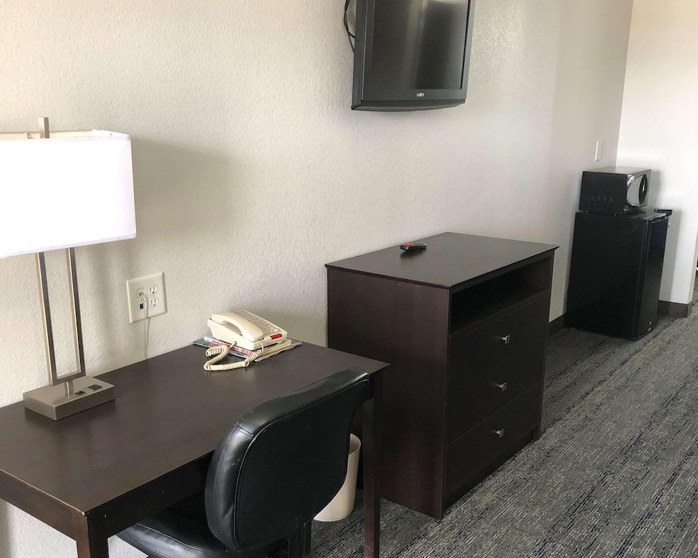 Executive Inn & Suites Joaquin photo 23