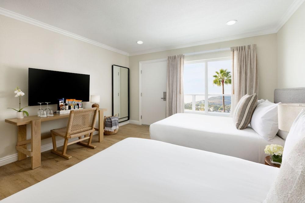 Pacific Edge Oceanfront Hotel photo 14