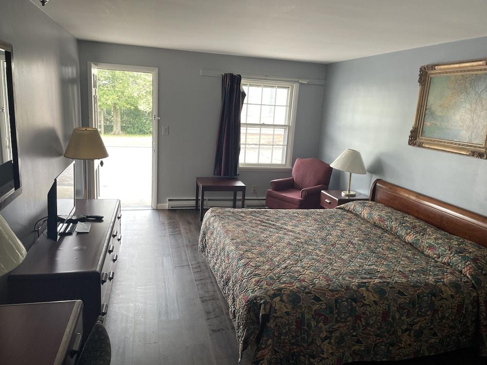 Budget Host Three Crowns Motor Lodge photo 17
