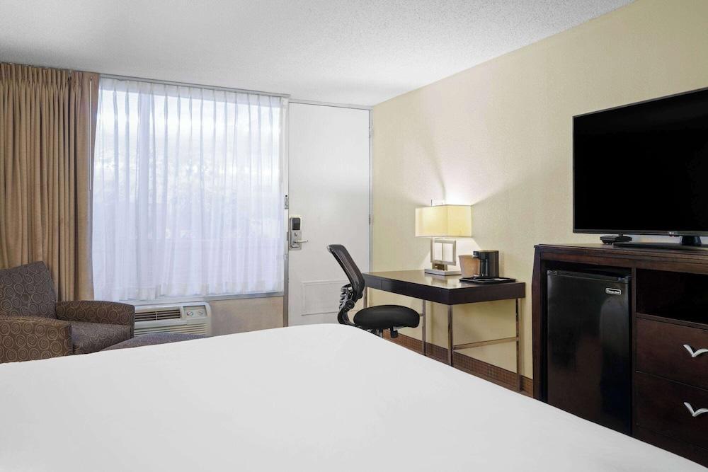 Travelodge by Wyndham Gaylord photo 31