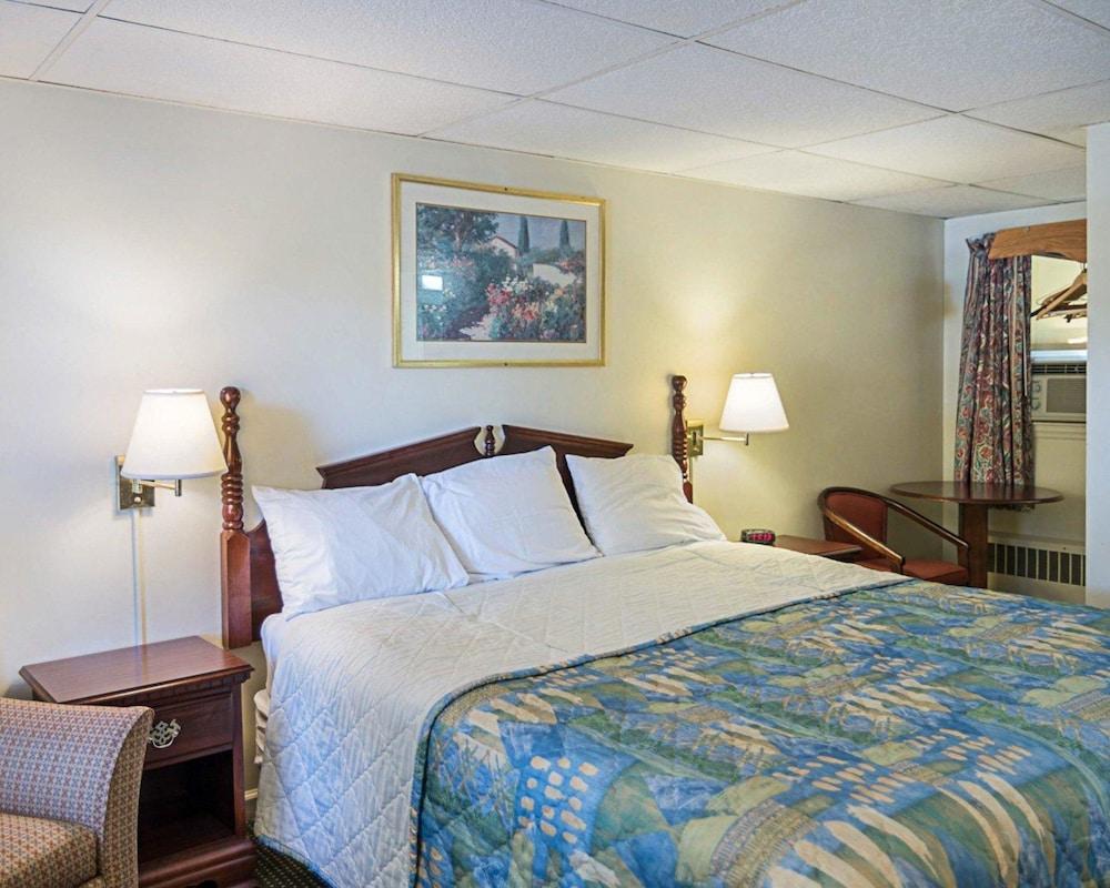Econo Lodge photo 16