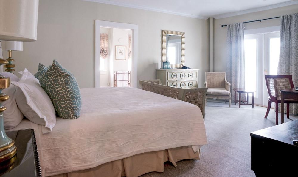 Carriage House Inn photo 3