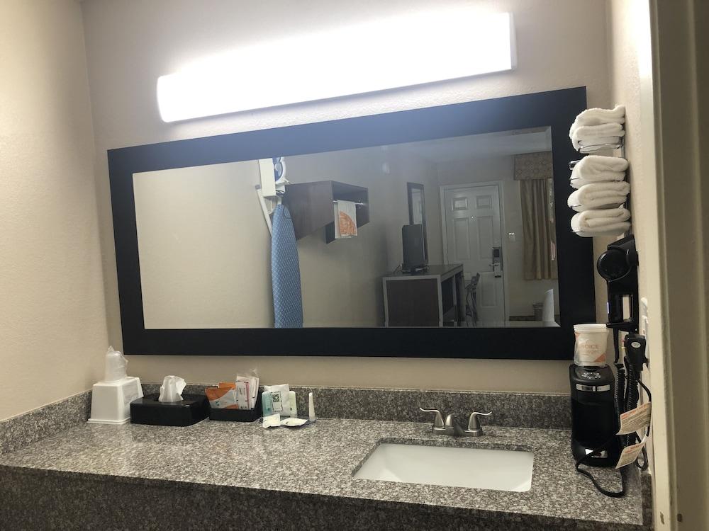 Quality Inn Madisonville photo 31