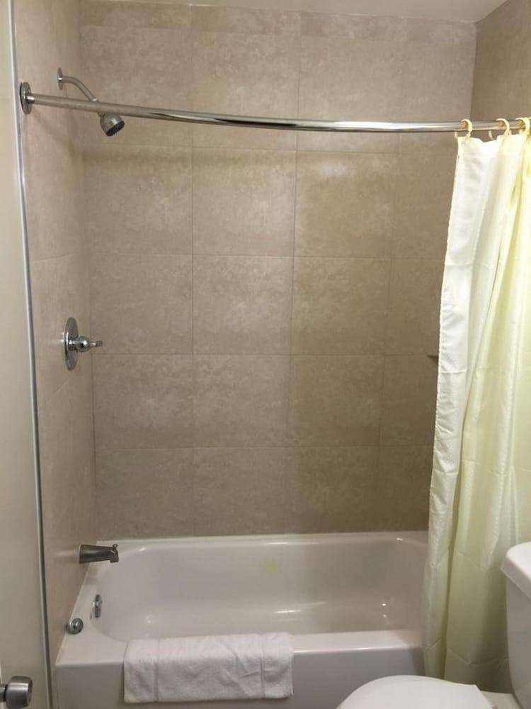 Scottish Inn and Suites photo 29